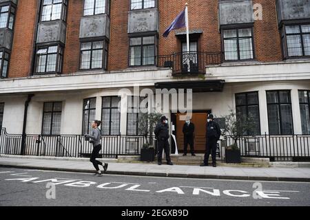 Polizeibeamte und Krankenhaussicherheit stehen am Eingang des King Edward VII Hospital in London, wo der Herzog von Edinburgh am Dienstagabend als Vorsichtsmaßnahme nach Unwohlsein aufgenommen wurde. Bilddatum: Freitag, 19. Februar 2021. Stockfoto