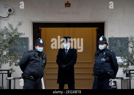 Polizeibeamte und Krankenhaussicherheit stehen am Eingang des King Edward VII Hospital in London, wo der Herzog von Edinburgh am Dienstagabend als Vorsichtsmaßnahme nach Unwohlsein aufgenommen wurde. Bilddatum: Freitag, 19. Februar 2021. Stockfoto