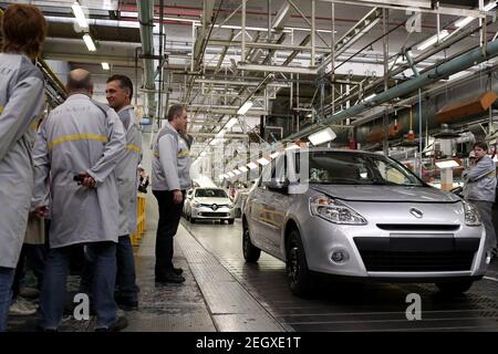 Aktenfoto vom 28. Mai 2013 der Renault-Montagelinie in Flins, Frankreich. Der französische Autohersteller Renault sagte am Freitag, er buchte einen Rekordverlust im Jahr 2020 als die Coronavirus-Pandemie traf seine Leistung und sah auf den Ausblick in diesem Jahr als auch wiegen. Renault sagte in einer Erklärung, dass es einen Nettoverlust von 8,05 Milliarden Euro (9,7 Milliarden Dollar) im vergangenen Jahr verzeichnete, verglichen mit einem Gewinn von 19 Millionen Euro im Jahr 2019. Foto von Stephane Lemouton/ABACAPRESS.COM Stockfoto