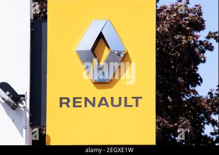 Datei Foto vom 06. Mai 2020 von Renault Logo in Paris, Frankreich. Der französische Autohersteller Renault sagte am Freitag, er buchte einen Rekordverlust im Jahr 2020 als die Coronavirus-Pandemie traf seine Leistung und sah auf den Ausblick in diesem Jahr als auch wiegen. Renault sagte in einer Erklärung, dass es einen Nettoverlust von 8,05 Milliarden Euro (9,7 Milliarden Dollar) im vergangenen Jahr verzeichnete, verglichen mit einem Gewinn von 19 Millionen Euro im Jahr 2019. Foto von David Niviere/ABACAPRESS.COM Stockfoto