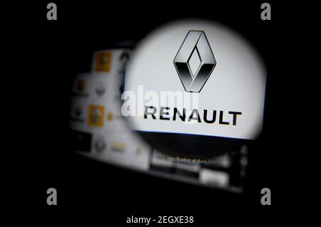 Datei Foto vom 25. Januar 2020 von Renault-Logo ist auf dem Bildschirm in Paris zu sehen. Der französische Autohersteller Renault sagte am Freitag, er buchte einen Rekordverlust im Jahr 2020 als die Coronavirus-Pandemie traf seine Leistung und sah auf den Ausblick in diesem Jahr als auch wiegen. Renault sagte in einer Erklärung, dass es einen Nettoverlust von 8,05 Milliarden Euro (9,7 Milliarden Dollar) im vergangenen Jahr verzeichnete, verglichen mit einem Gewinn von 19 Millionen Euro im Jahr 2019. Foto von Eliot Blondt/ABACAPRESS.COM Stockfoto