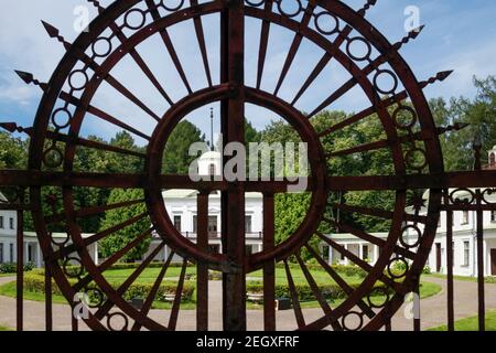 Gemustertes Detail des schmiedeeisernen Eingangstors zum Anwesen Serednikovo, ein Park-Gutsensemble vom Ende des XVIII. - Anfang des XIX. Jahrhunderts Stockfoto