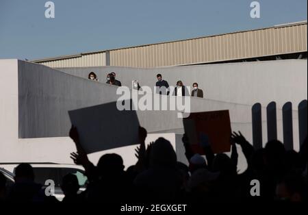 18. Februar 2021, Mexiko, Tijuana: Behörden aus Mexiko und den Vereinigten Staaten betreten den Grenzübergang, um ein Koordinierungssitzung abzuhalten. Zentralamerikanische und mexikanische Migranten, die Flüchtlinge im Flüchtlingsheim Agape sind, demonstrierten vor dem Haupteingang des Grenzübergangs El Chaparral an der Grenze zwischen Tijuana, Mexiko, Und San Diego, Kalifornien, mit dem Ziel, die US-Behörden zu bitten, die Grenze zu öffnen und den Prozess der Gewährung von politischem Asyl für Flüchtlinge neu zu starten. Nach dem Richtungswechsel in der Migrationspolitik erlaubt die US-Regierung erneut Asylsuchende Stockfoto