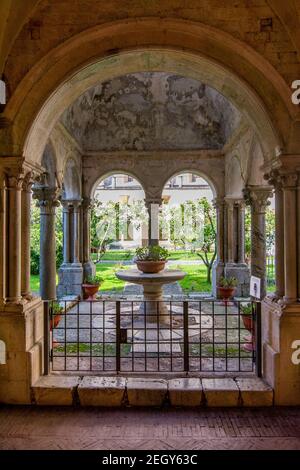 Kloster der Abtei von Fossanova, Latina, Latium, Italien. Kloster gotische zisterzienser. Stockfoto