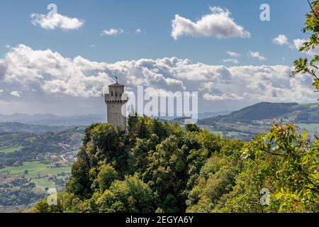Schöne Aussicht auf Montale, oder Terza Torre, einer der Türme der Stadt San Marino Stockfoto