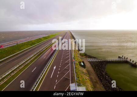 Autobahn A7 auf Afsluitdijk, einem Damm, der die Nordsee vom Ijsselmeer trennt. Blick von der Brücke auf Breezanddijk, eine künstliche Insel geschaffen von Stockfoto