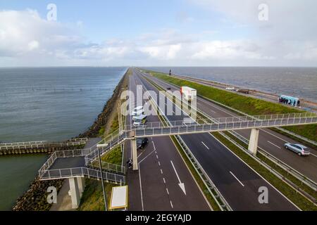 Autobahn A7 auf Afsluitdijk, einem Damm, der die Nordsee vom Ijsselmeer trennt. Blick von der Brücke auf Breezanddijk, eine künstliche Insel geschaffen von Stockfoto