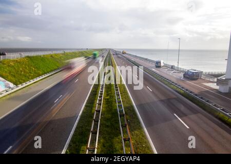 Autobahn A7 auf Afsluitdijk, einem Damm, der die Nordsee vom Ijsselmeer trennt. Blick von der Brücke auf Breezanddijk, eine künstliche Insel geschaffen von Stockfoto