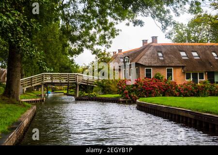 Giethoorn ist eine Stadt in der Provinz Overijssel, Niederlande Sie befindet sich in der Gemeinde Steenwijkerland, etwa 5 km südwestlich von Steenwijk Stockfoto