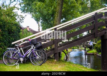 Giethoorn ist eine Stadt in der Provinz Overijssel, Niederlande Sie befindet sich in der Gemeinde Steenwijkerland, etwa 5 km südwestlich von Steenwijk Stockfoto