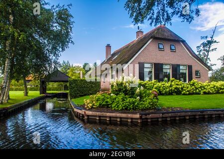 Giethoorn ist eine Stadt in der Provinz Overijssel, Niederlande Sie befindet sich in der Gemeinde Steenwijkerland, etwa 5 km südwestlich von Steenwijk Stockfoto