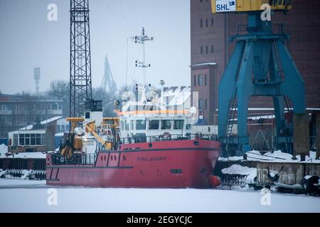 Stralsund, Deutschland. Februar 2021, 16th. Im Hafen von Stralsund hat sich auf dem Wasser eine dicke Eisschicht gebildet. Das eiskalte Wetter der letzten Tage hat dazu geführt, dass sich in Mecklenburg-Vorpommern auf den Grundwässern der Ostsee ein Eisschild bildet. Quelle: Jens Büttner/dpa-Zentralbild/ZB/dpa/Alamy Live News Stockfoto