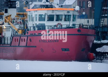 Stralsund, Deutschland. Februar 2021, 16th. Im Hafen von Stralsund hat sich auf dem Wasser eine dicke Eisschicht gebildet. Das eiskalte Wetter der letzten Tage hat dazu geführt, dass sich in Mecklenburg-Vorpommern auf den Grundwässern der Ostsee ein Eisschild bildet. Quelle: Jens Büttner/dpa-Zentralbild/ZB/dpa/Alamy Live News Stockfoto