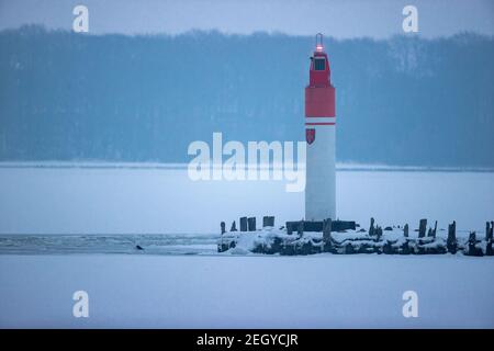 Stralsund, Deutschland. Februar 2021, 16th. Im Hafen von Stralsund hat sich auf dem Wasser eine dicke Eisschicht gebildet. Das eiskalte Wetter der letzten Tage hat dazu geführt, dass sich in Mecklenburg-Vorpommern auf den Grundwässern der Ostsee ein Eisschild bildet. Quelle: Jens Büttner/dpa-Zentralbild/ZB/dpa/Alamy Live News Stockfoto