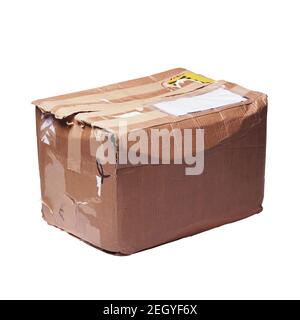Die alte Pappschachtel auf weißem Hintergrund. Stockfoto
