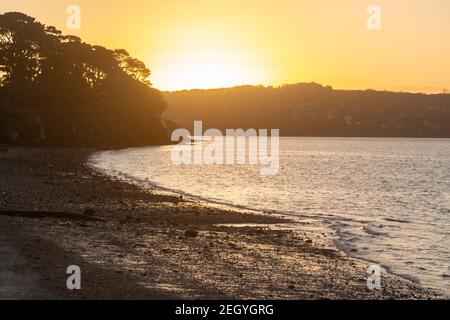 Sonnenaufgang an der Küste in Plougastel-Daoulas Blick von Le Relecq-Kerhuon Strand Stockfoto