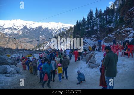 Manali, Indien. Februar 2021, 17th. Touristen während des Besuchs im Solang Valley in Manali Himachal Pradesh. (Foto: Shaukat Ahmed/Pacific Press) Quelle: Pacific Press Media Production Corp./Alamy Live News Stockfoto