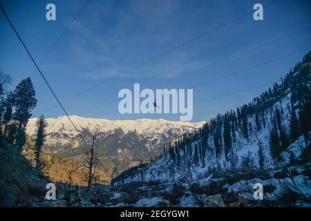 Manali, Indien. Februar 2021, 17th. Touristen während des Besuchs im Solang Valley in Manali Himachal Pradesh. (Foto: Shaukat Ahmed/Pacific Press) Quelle: Pacific Press Media Production Corp./Alamy Live News Stockfoto