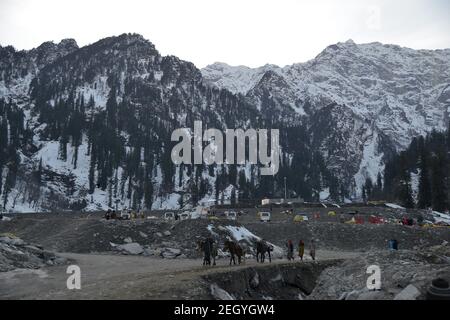 Manali, Indien. Februar 2021, 17th. Touristen während des Besuchs im Solang Valley in Manali Himachal Pradesh. (Foto: Shaukat Ahmed/Pacific Press) Quelle: Pacific Press Media Production Corp./Alamy Live News Stockfoto