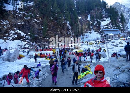 Manali, Indien. Februar 2021, 17th. Touristen während des Besuchs im Solang Valley in Manali Himachal Pradesh. (Foto: Shaukat Ahmed/Pacific Press) Quelle: Pacific Press Media Production Corp./Alamy Live News Stockfoto