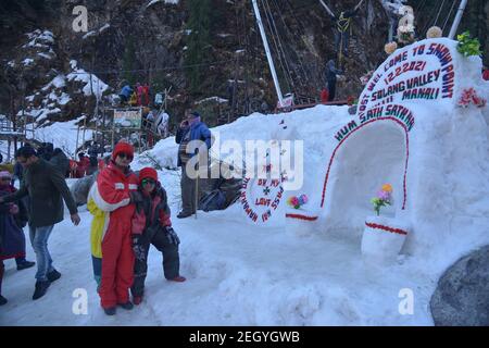 Manali, Indien. Februar 2021, 17th. Touristen während des Besuchs im Solang Valley in Manali Himachal Pradesh. (Foto: Shaukat Ahmed/Pacific Press) Quelle: Pacific Press Media Production Corp./Alamy Live News Stockfoto