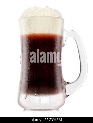 Frostiges Glas frisches, stout Bier mit Schaumfrost isoliert auf weißem Hintergrund. Stockfoto