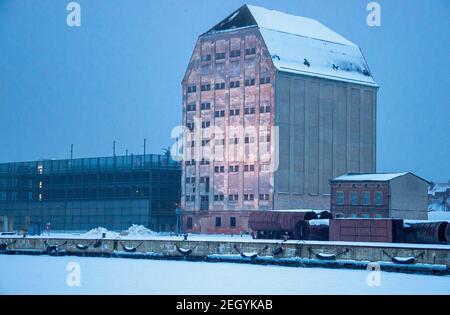 Stralsund, Deutschland. Februar 2021, 16th. Im Hafen von Stralsund hat sich auf dem Wasser eine dicke Eisschicht gebildet. Das eiskalte Wetter der letzten Tage hat dazu geführt, dass sich in Mecklenburg-Vorpommern auf den Grundwässern der Ostsee ein Eisschild bildet. Quelle: Jens BŸttner/dpa-Zentralbild/ZB/dpa/Alamy Live News Stockfoto