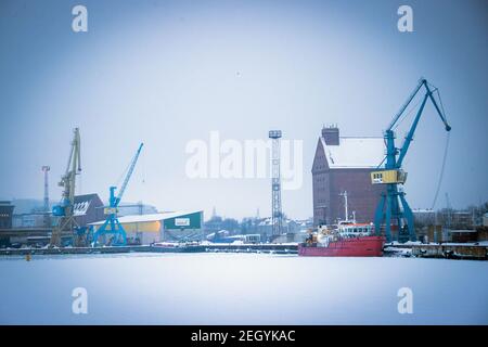 Stralsund, Deutschland. Februar 2021, 16th. Im Hafen von Stralsund hat sich auf dem Wasser eine dicke Eisschicht gebildet. Das eiskalte Wetter der letzten Tage hat dazu geführt, dass sich in Mecklenburg-Vorpommern auf den Grundwässern der Ostsee ein Eisschild bildet. Quelle: Jens BŸttner/dpa-Zentralbild/ZB/dpa/Alamy Live News Stockfoto
