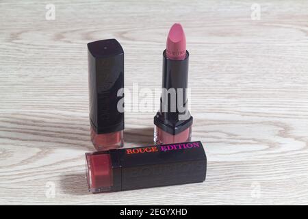 Primelin – Frankreich, 16. November 2020 : bürgerliche rote und rosa Lippenstifte Stockfoto