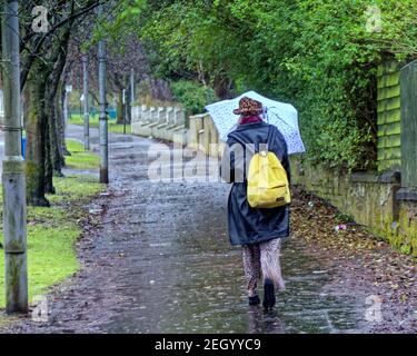 Glasgow, Schottland, Großbritannien. 19th Februar, 2021, UK Wetter: Nass und winzig mit lokalen Überschwemmungen auf großen westlichen Straße die A82. Quelle: Gerard Ferry/Alamy Live News Stockfoto