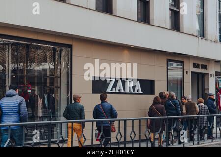 Sevilla, Spanien - 17. Januar 2020: Außenansicht des Zara-Geschäfts in Sevilla, der Hauptstadt der Region Andalusien in Südspanien und ein beliebtes Touristenziel Stockfoto