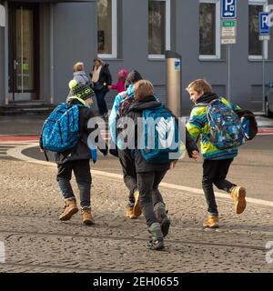 Brünn, Tschechische Republik. 02-17-2021. Kinder aus der Schule laufen auf Cheska Straßenbahnhaltestelle in der Stadt Brünn am kalten Wintertag. Stockfoto