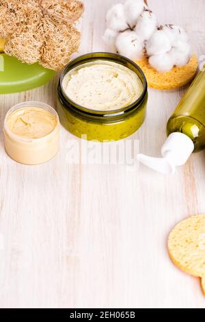 Natürliche Körper Kaffee Peeling auf Marmor Hintergrund Stockfoto