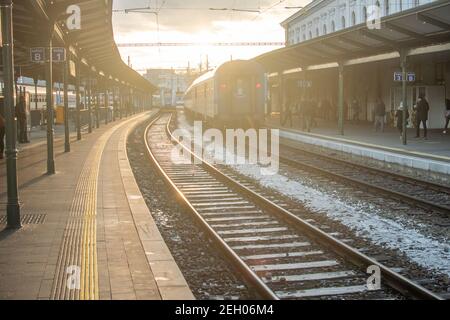 Brünn, Tschechische Republik. 02-17-2021. Zug am Halvni Nadrazi Hauptbahnhof im Stadtzentrum von Brünn mit herrlichem Sonnenuntergang während eines kalten Wintertages. Stockfoto