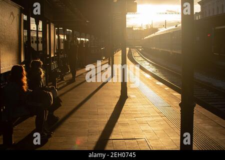 Brünn, Tschechische Republik. 02-17-2021. Zug am Halvni Nadrazi Hauptbahnhof im Stadtzentrum von Brünn mit herrlichem Sonnenuntergang während eines kalten Wintertages. Stockfoto