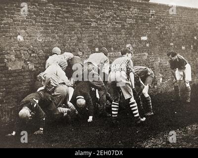 ETON UNIVERSARY, ENGLAND - ein frühes gedrucktes Foto, das einen 'Bully' (Scrummage) zeigt, der während des jährlichen Eton Wall Spiels am St. Andrew's Day 1948 stattfindet. Das Eton Wall Spiel entstand und wird immer noch am Eton College gespielt, auf einem Streifen Boden 5 X 110 Meter als Furche bekannt und gegen eine leicht gebogene Ziegelmauer, die im Jahr 1717 gebaut wurde Stockfoto