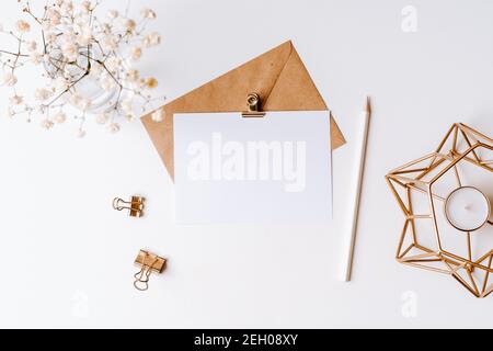 Erstellen Sie einen Papierumschlag mit leerem Papier Stockfoto