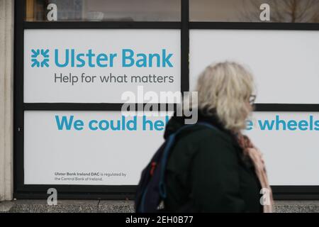 Eine Frau geht am Hauptsitz der Ulster Bank in Dublin vorbei. NatWest erwägt, seine Marke Ulster Bank aus der Republik Irland zu ziehen, wurde berichtet. Bilddatum: Freitag, 19. Februar 2021. Die Financial Times sagte, dass die Bank voraussichtlich einen schrittweisen Austritt aus dem Land bekannt geben wird, wo sie die drittgrößte Bank ist und unter der Marke Ulster Bank agiert, wenn sie am Freitag ihre Jahresergebnisse meldet. Stockfoto