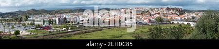 SILVES, PORTUGAL - 11. APRIL 2016 - Panoramabild der mittelalterlichen Stadt Silves mit berühmter Burg und Kathedrale, Algarve-Region, Portugal Stockfoto