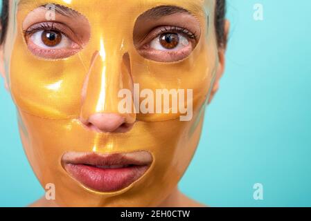 Schöne Frau mit Gesichtscollagen Gel Hautpflege Maske Behandlung Stockfoto