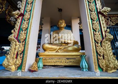 KOH SAMUI, THAILAND - 10. Januar 2020: Statue von Gold Buddha auf dem Wat Plai laem Tempel auf koh samui thailand. Stockfoto