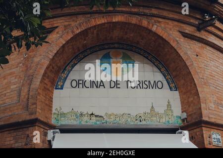Sevilla, Spanien - 19. Januar 2020: Schild am Eingang des Tourismusbüros in Sevilla, Hauptstadt der Region Andalusien in Südspanien und eine beliebte Tour Stockfoto