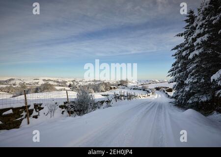 Schwerer Schnee bedeckt die einspurige Spur auf der Yorkshire Moorland bei 900ft Stockfoto