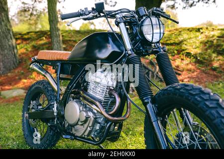 Nahaufnahme von schönen vintage Custom Motorrad auf dem Feld geparkt Stockfoto