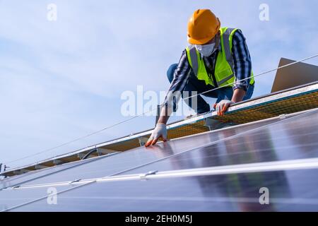 Der Techniker überprüft die Wartung der Solarmodule auf dem Dach. Stockfoto
