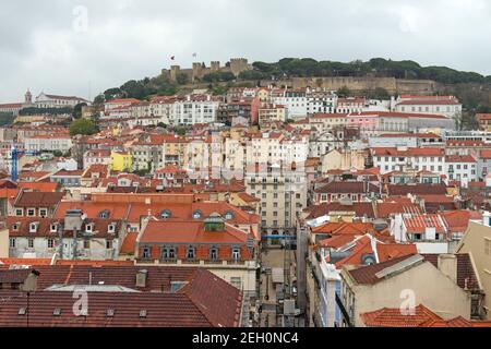 LISSABON, PORTUGAL - 13. APRIL 2016: Am frühen Morgen im Zentrum von Lissabon, Portugal. Blick auf die Stadt mit St. George Burg von der Santa Justa eleva Stockfoto