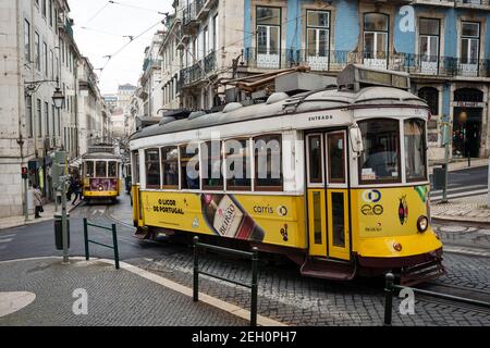 LISSABON, PORTUGAL - 14. APRIL 2016: Alte gelbe Straßenbahn im historischen Zentrum von Lissabon, Portugal Stockfoto