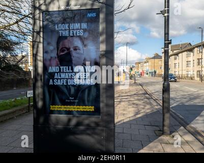 Eine Informationstafel der Regierung Covid-19 auf der Straße, die die Öffentlichkeit ermutigt, während der nationalen Sperre einen sicheren Abstand zu halten. Stockfoto