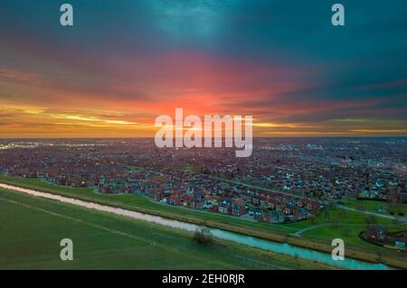 Luftdrohnenansicht eines Wintersonnenaufgangs über Spalding, Lincolnshire mit Blick auf Wygate Park, Vernatt's Drain, Pennygate und den Chatterton Water Tower Stockfoto