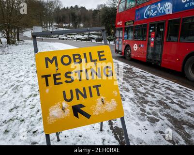 Ein Straßenschild, das Anweisungen zu einer mobilen Covid-19-Testeinheit gibt. Stockfoto